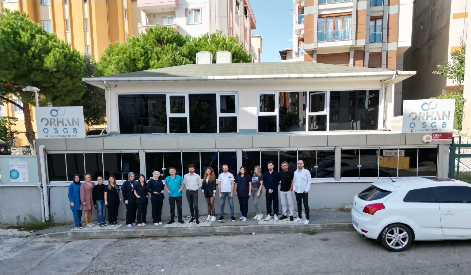 Orhan OSGB ekibi merkez binasının önünde